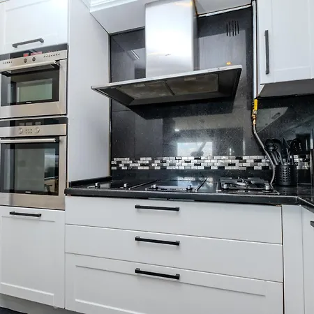 Apartment Bosphorus View Gem - 3 Large Bedrooms - 2 Baths & Balcony In Prime Location *