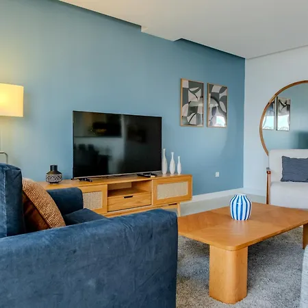 Bosphorus View Gem - 3 Large Bedrooms - 2 Baths & Balcony In Prime Location דירה איסטמבול