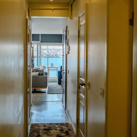 Apartment Bosphorus View Gem - 3 Large Bedrooms - 2 Baths & Balcony In Prime Location Istanbul