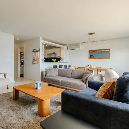Bosphorus View Gem - 3 Large Bedrooms - 2 Baths & Balcony In Prime Location イスタンブール
