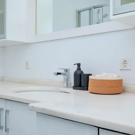 Bosphorus View Gem - 3 Large Bedrooms - 2 Baths & Balcony In Prime Location * イスタンブール